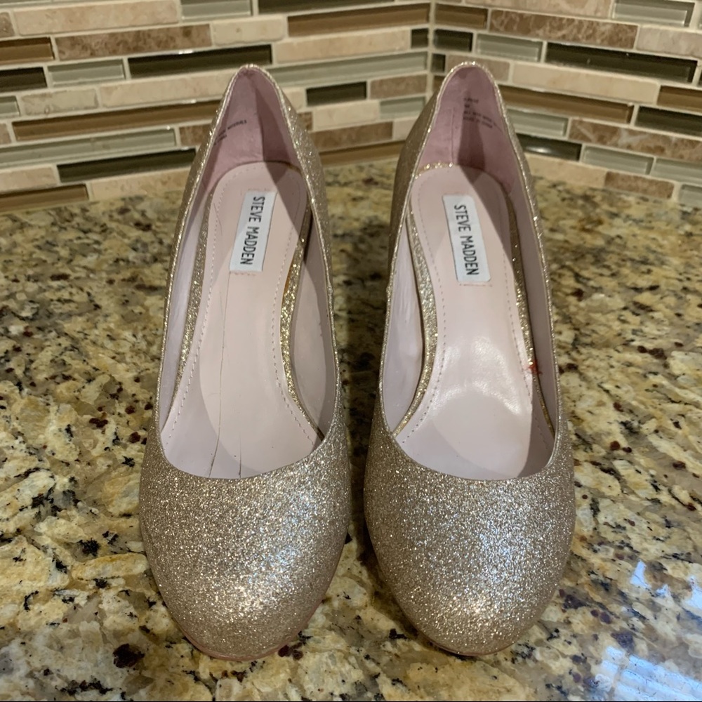 Steve Madden Gold Sparkle  Pump -